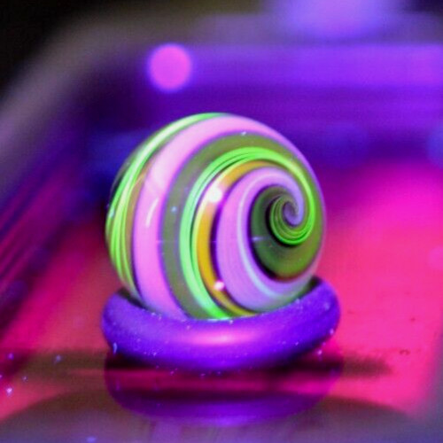BRYAN TRILLAS GLASS MARBLE/.574″-BUTTERNUT & MILK BLACKLIGHT-LIME,MILKY WHITE +