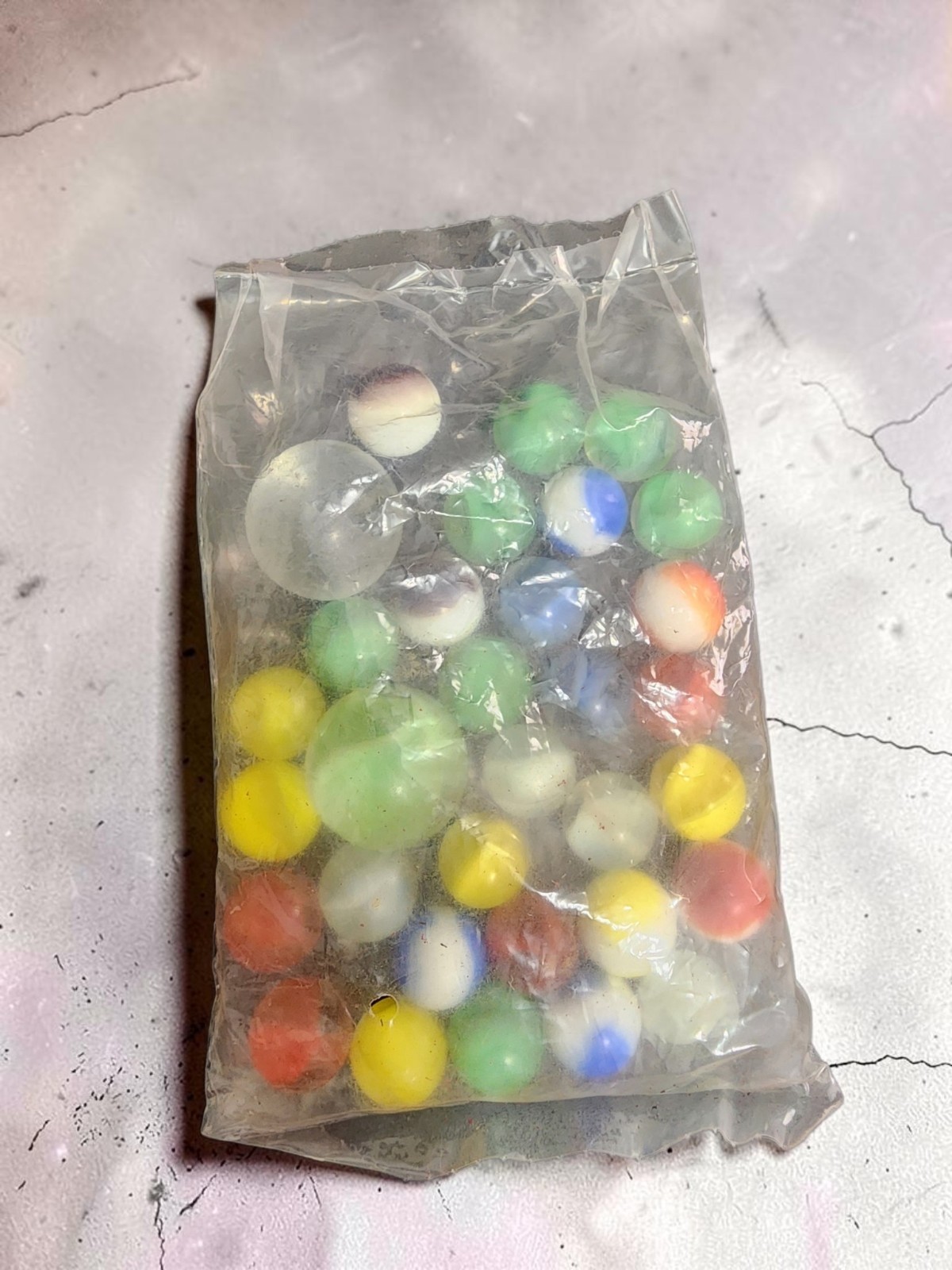 Vintage Glass Marbles Lot 32 Total 30 Marbles & 2 Shooters Burgundy Suede Pouch