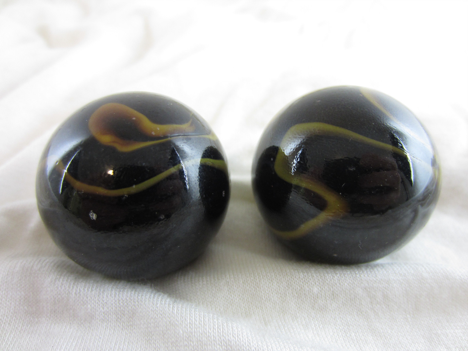 2 BOULDERS 35mm POISON DART FROG Marbles Black/Yellow Swirl glass LARGE HUGE