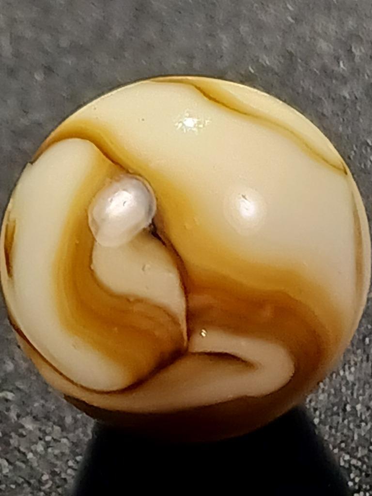 Akro Alley .56″ Browns to Tan Pearl White Swirl Near Mint Serious Marble A151