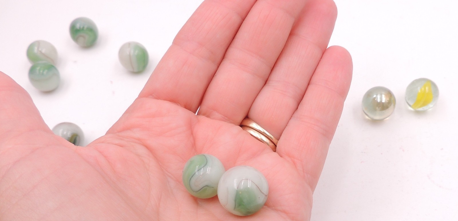 Lot: 10 Vintage Akro Agate Peltier Swirl Glass Marble Banana Cats Eye Conqueror
