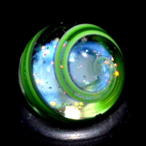 BRYAN TRILLAS GLASS MARBLE/.560″-WHITE & DICHROIC CORE W/BLACK& GREEN BLACKLIGHT