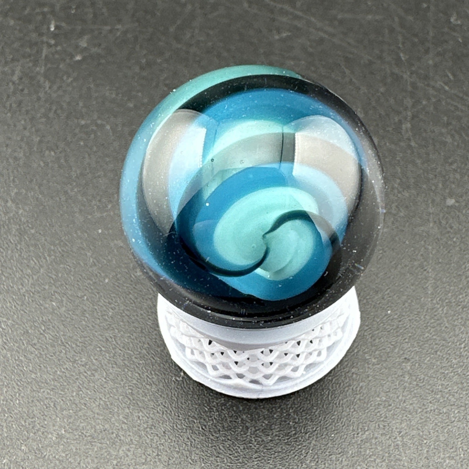 Contemporary Handmade Art Glass Marble .76″ Twisty Core Swirl Shades of Blue MIB
