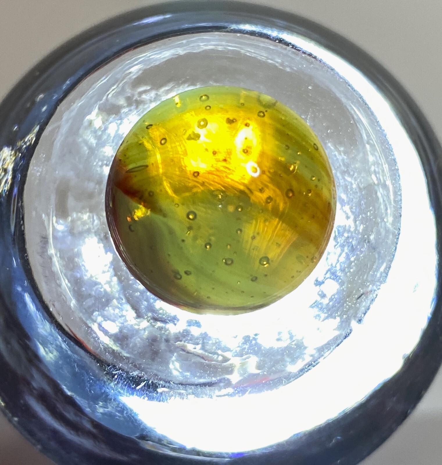 CLEAR BASE TRILIGHT BUTTERMILK VITRO AGATE OXBLOOD .59″ NM + – BLOW-HOLES MF27