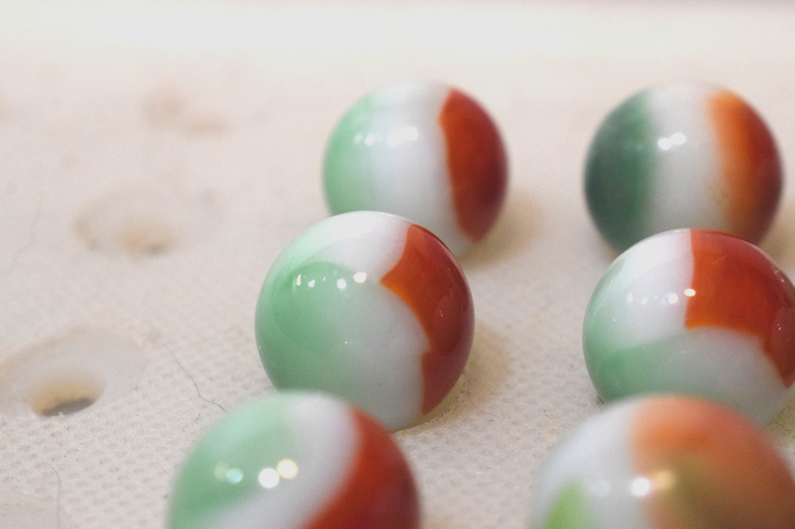 ARKO AGATE MARBLES POPEYE RED SHAMROCK GREEN PATCH OPAQUE WHITE VINTAGE GLASS