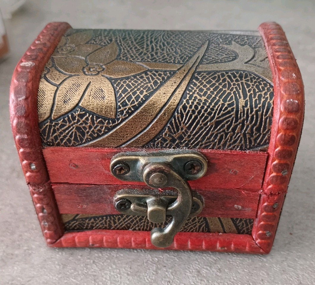 Glowy Marbels In Mini Wooden Chest With Latch
