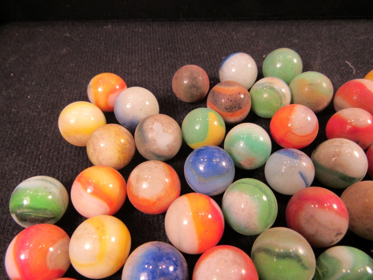 VINTAGE LOT 117 GLASS ASSORTED MARBLES CAT EYE AND SOLID IN LEAD CRY (EZS001436)