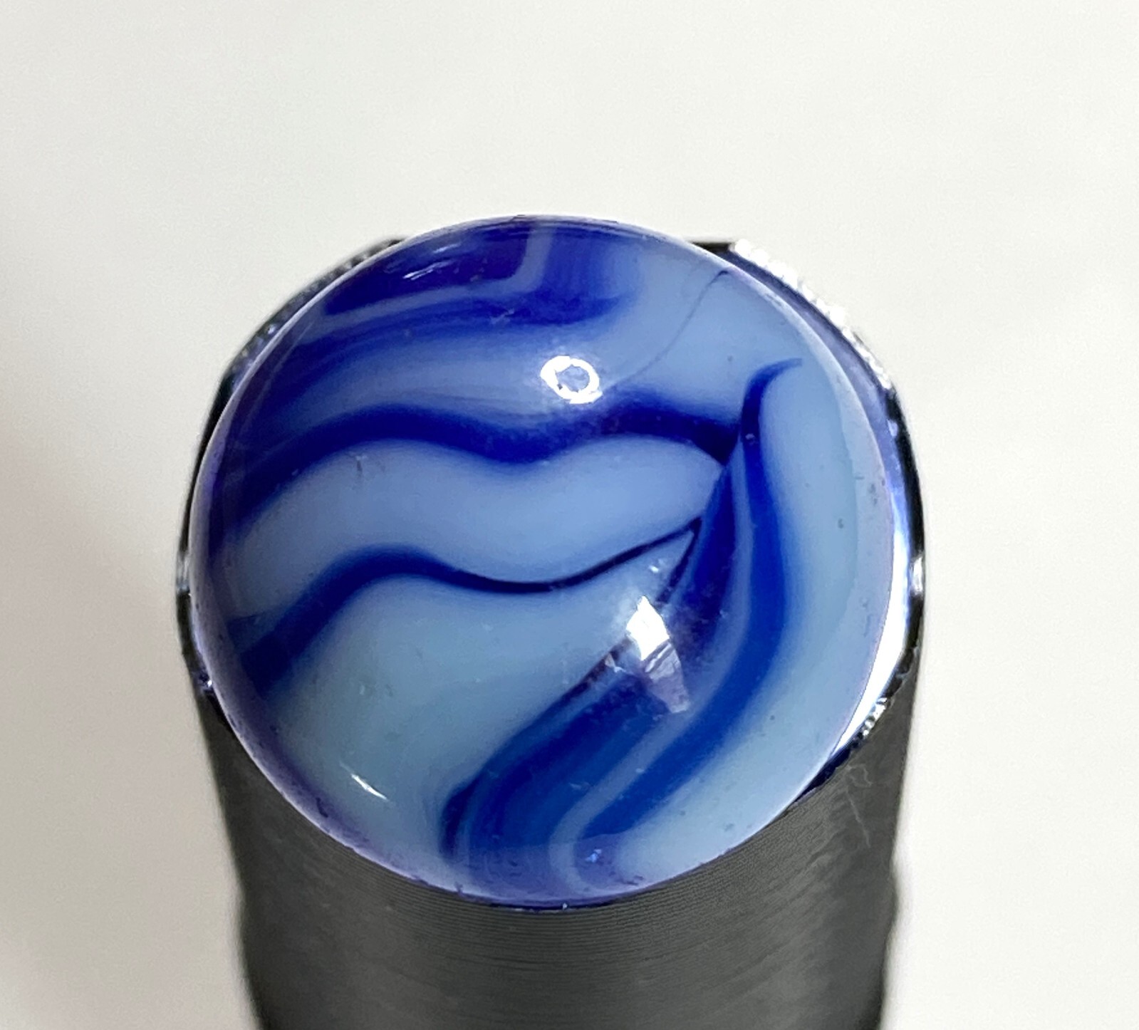 STUNNING ALLEY AGATE CALLIGRAPHY COBALT BLUE SWIRL SOLID BASE .63″ NM+/- MDD171