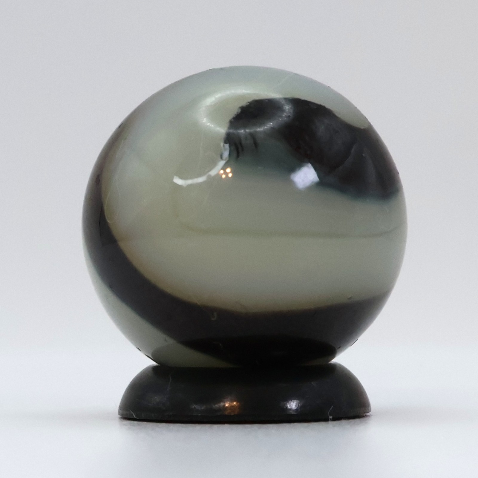 11/16″ Akro Agate Oxblood Milky Corkscrew Indigo Tracer NM