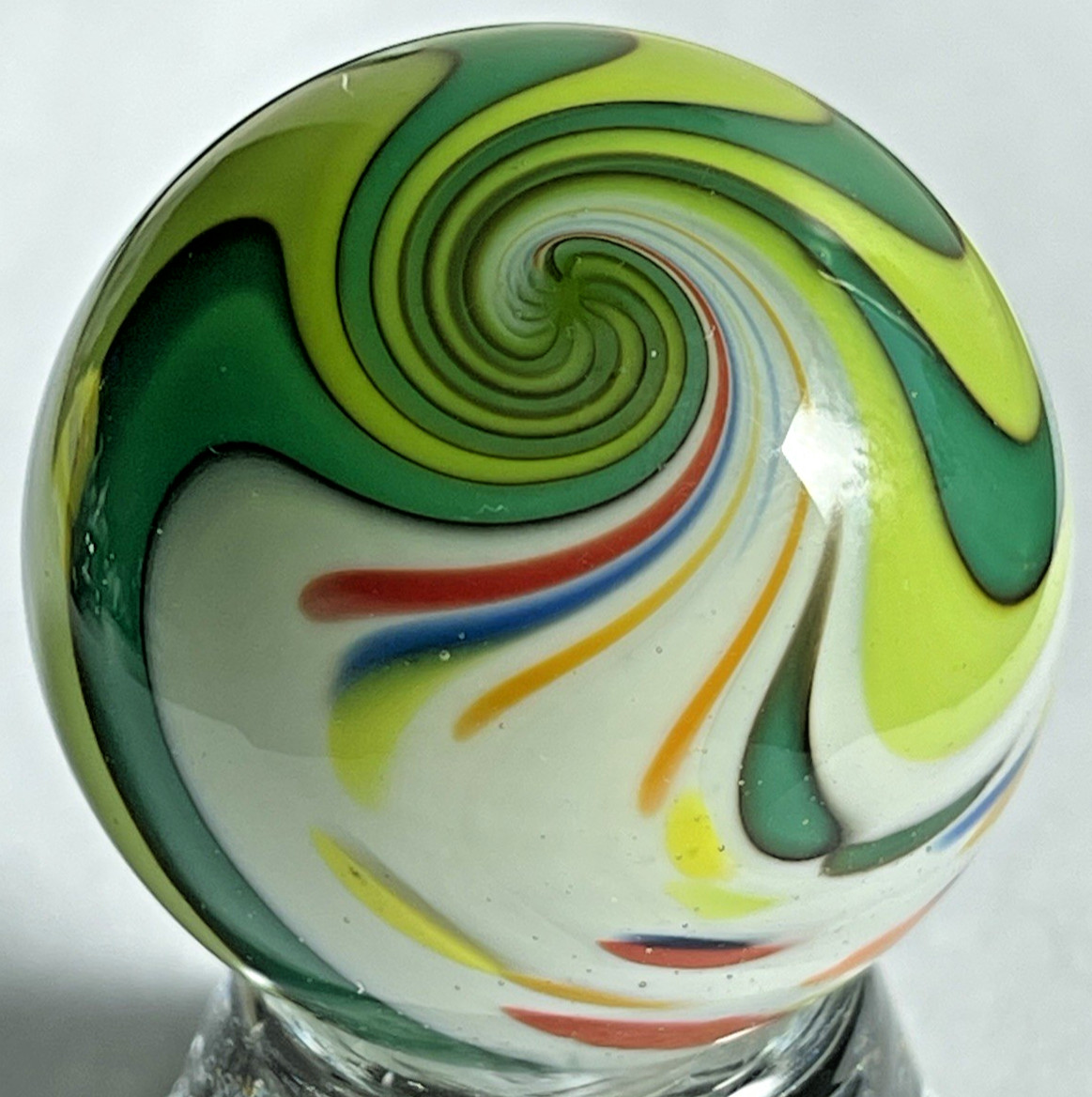 2015 RICK DAVIS MARBLE SIGNED HANDMADE GLASS 1.50″ GREEN APPLE SPRINKLE DELIGHT