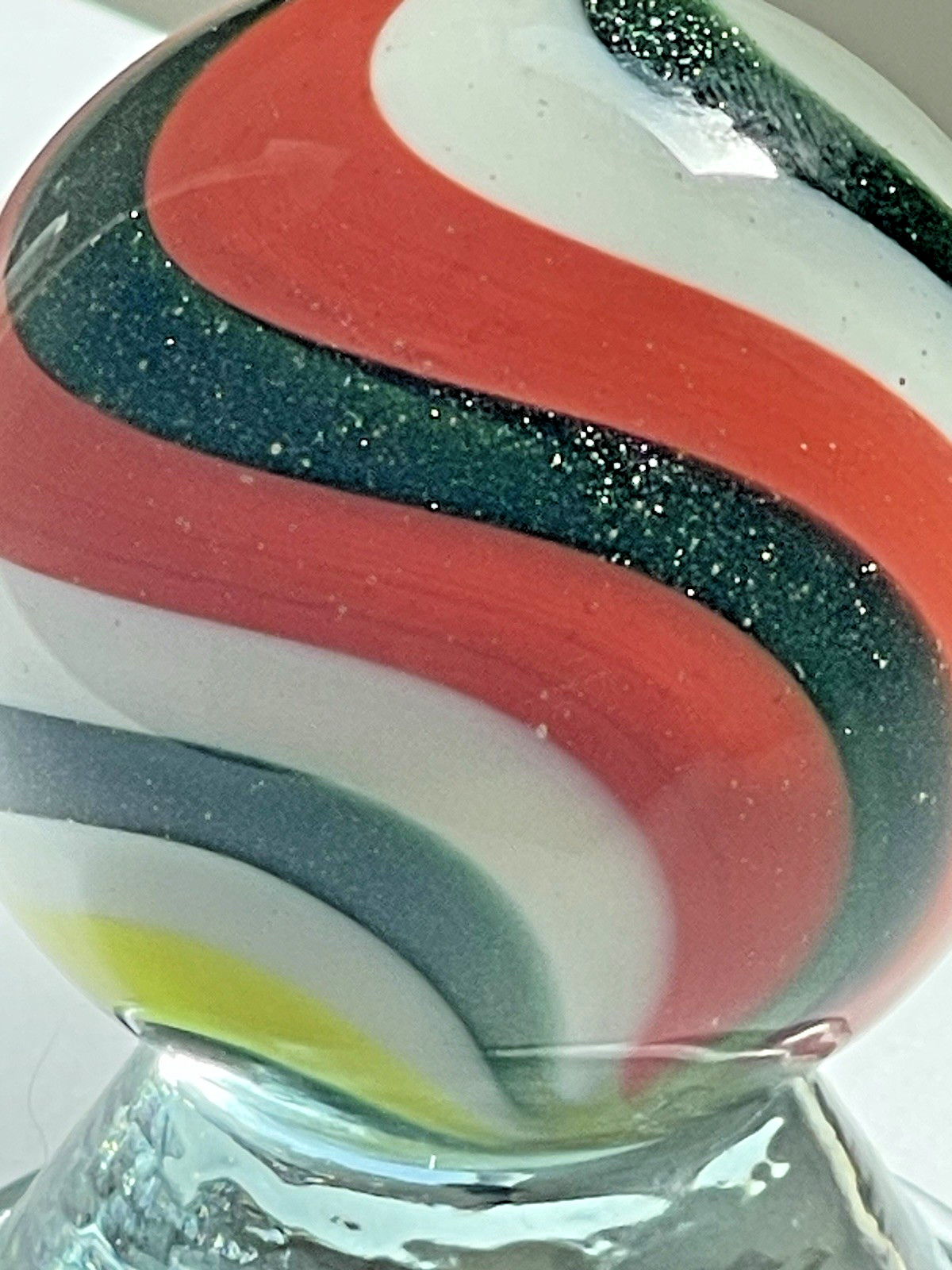 2015 RICK DAVIS MARBLE SIGNED HANDMADE GLASS ART 1.52 RED GREEN YELLOW WHITE