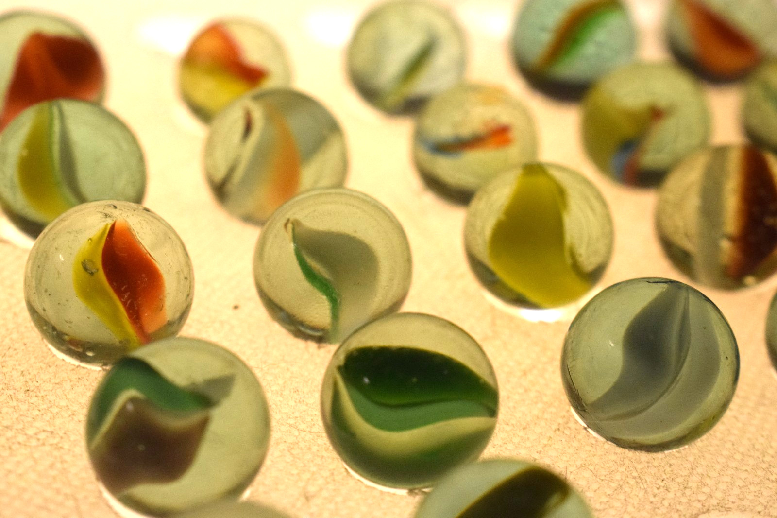 JAPAN CLEAR GREEN MARBLES CATS EYE BANANA 21PC LOT 1960s VINTAGE RED BLUE YELLOW