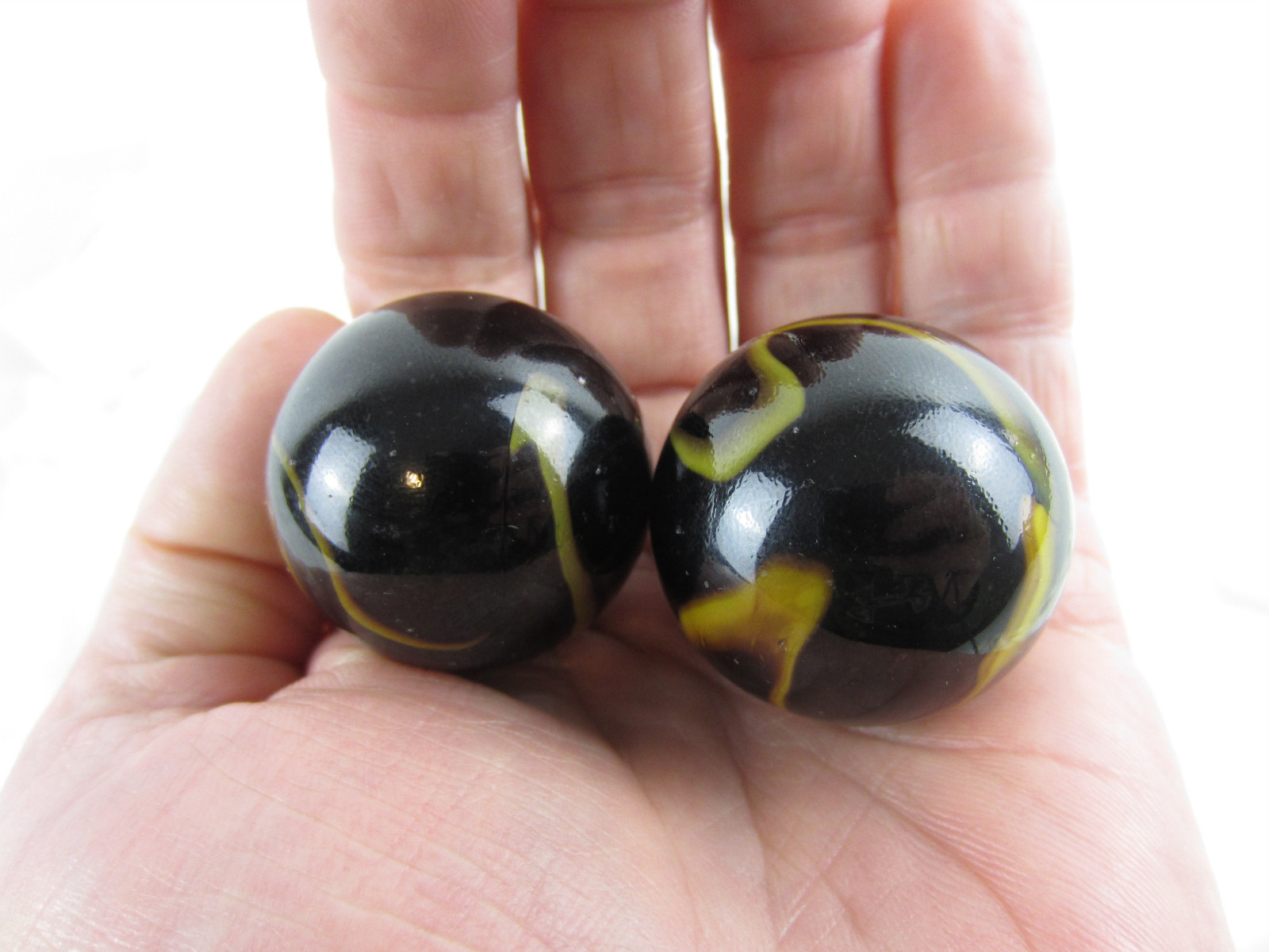 2 BOULDERS 35mm POISON DART FROG Marbles Black/Yellow Swirl glass LARGE HUGE
