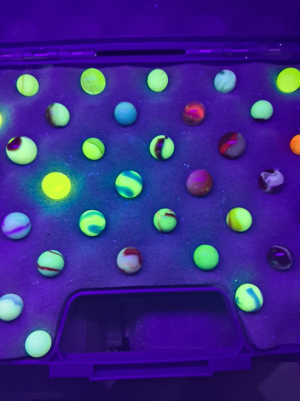 Vintage Mostly Flourescent Uranium UV Marbles W/ Case Akro Peltier Christensen ?