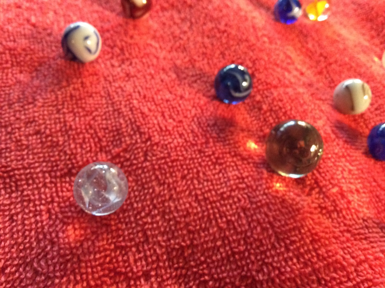 LOT OF 16 VINTAGE MARBLES RED POUCH