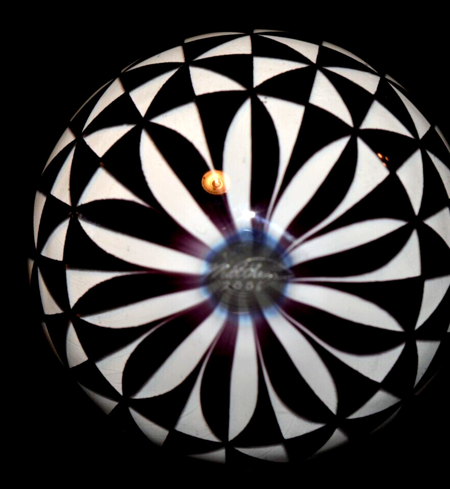 MARK MATTHEWS GLASS MARBLE/2.823″-TRIANGLE WINDMILL-BLK/WHT GEOMETRIC PRECISION