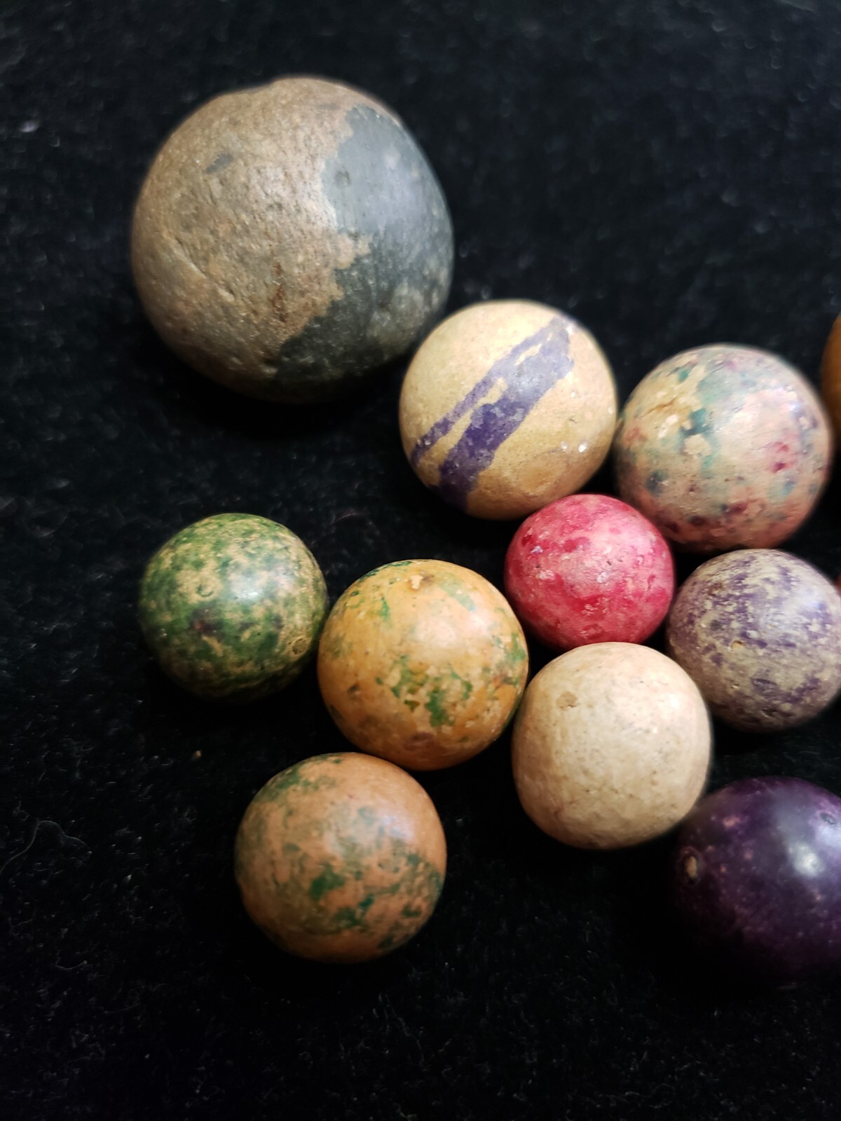 16 ANTIQUE CLAY MARBLES LARGEST 27MM