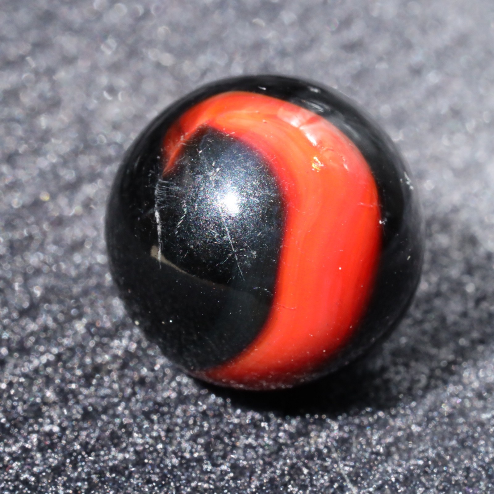 AKRO BLACK AND RED PRIZENAME CORKSCREW MARBLE .647″ MINT