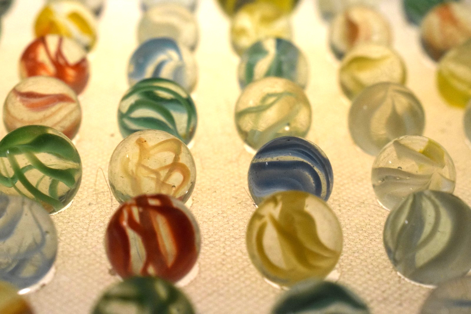 VITRO AGATE MARBLES CATS EYE 6 VEIN CAGE 69PC MIXED LOT PLUS ONE YELLOW SHOOTER