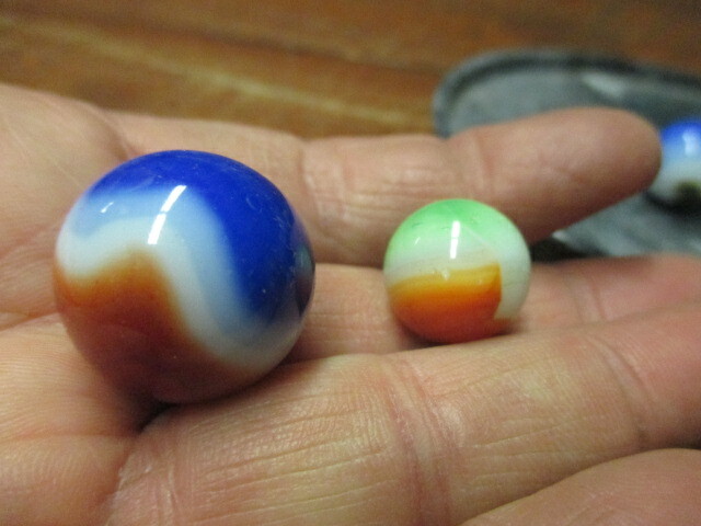 9 Marbles Vintage 5/8″ Agate Swirls 1 is 7/16″ & 8 are 5/16″ toy collectible