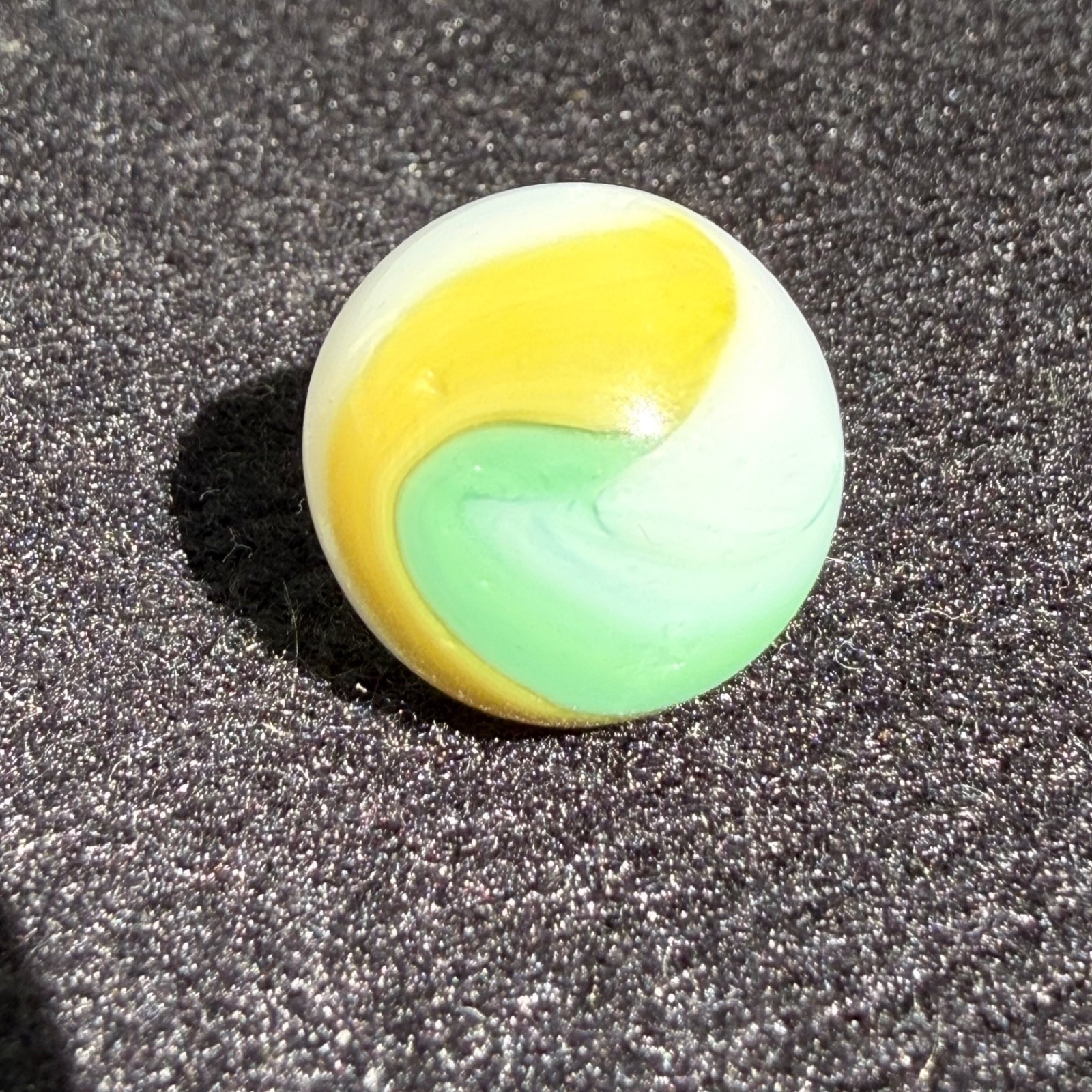 AKRO YELLOW WHITE GREEN POPEYE 5/8″ NM+ marble