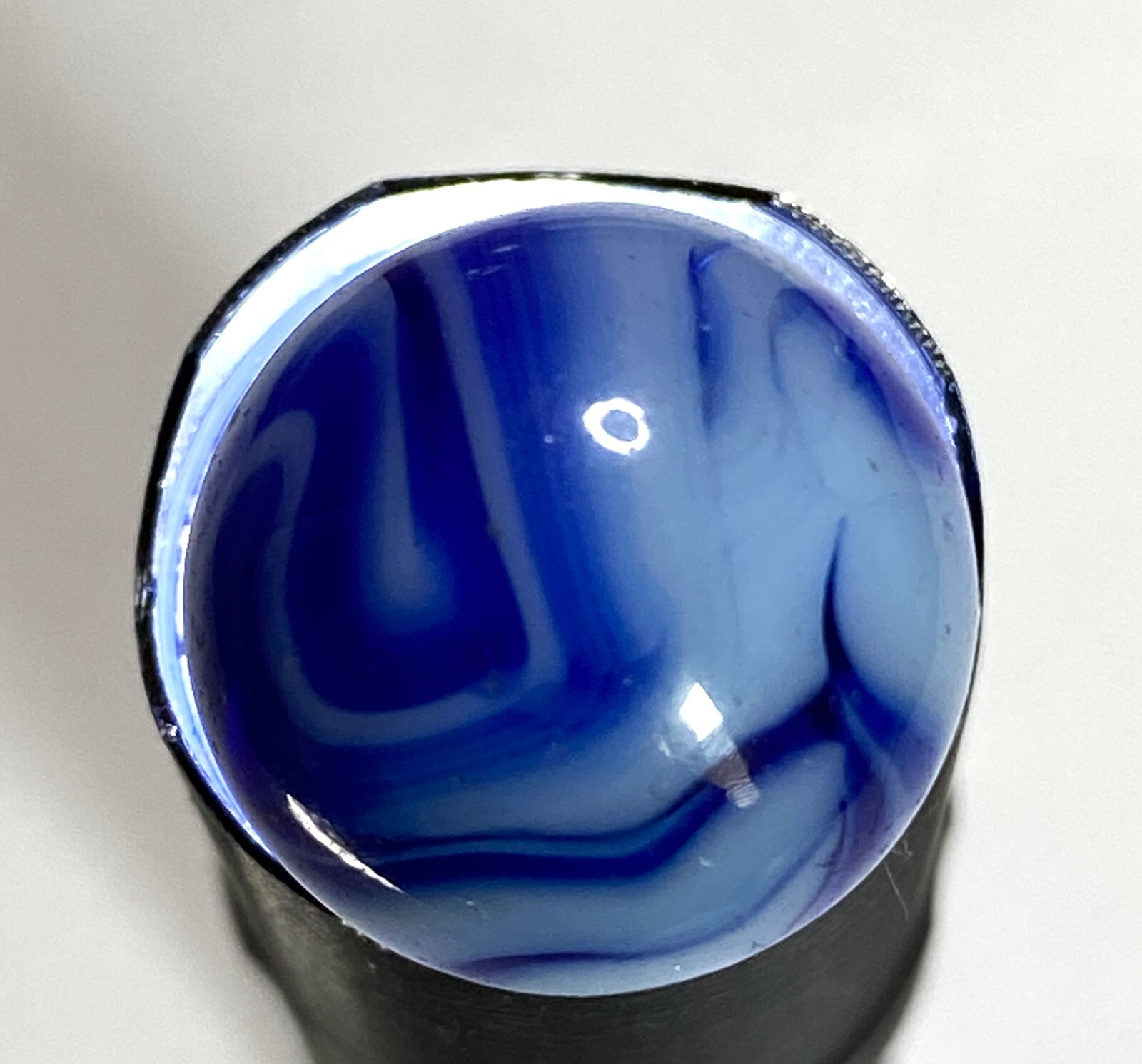 STUNNING ALLEY AGATE CALLIGRAPHY COBALT BLUE SWIRL SOLID BASE .63″ NM+/- MDD171