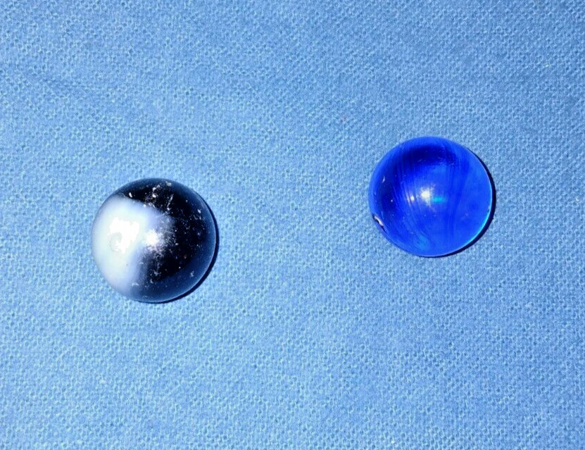 VINTAGE 1 COBALT BLUE &1 BLACK or DARK PURPLE & WHITE MARBLEs 5/8″ PONTIL AKRO?