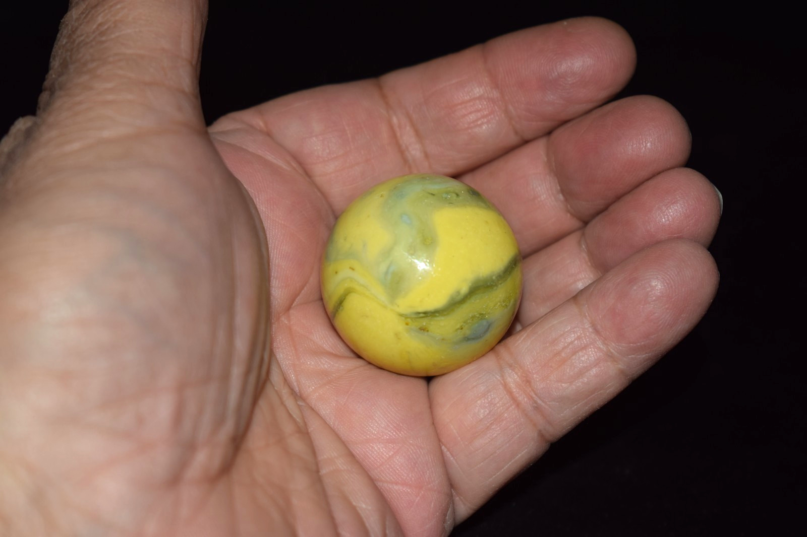 👴👵➖⏩ HTF OLD Retired VACOR EGG🟡YOKE Collectors marble🦶Toebreaker size 1.375″