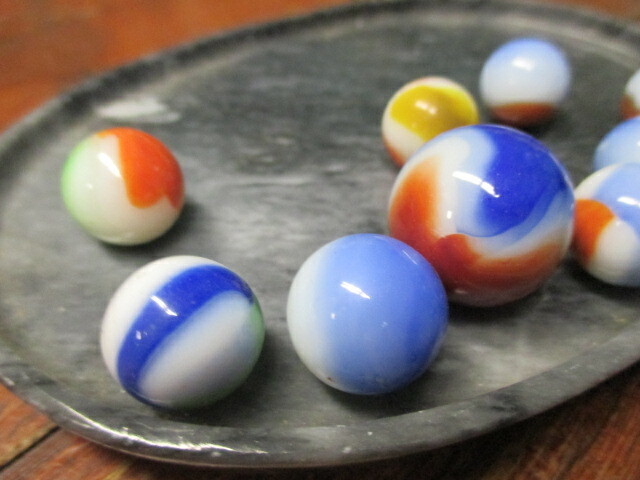 9 Marbles Vintage 5/8″ Agate Swirls 1 is 7/16″ & 8 are 5/16″ toy collectible