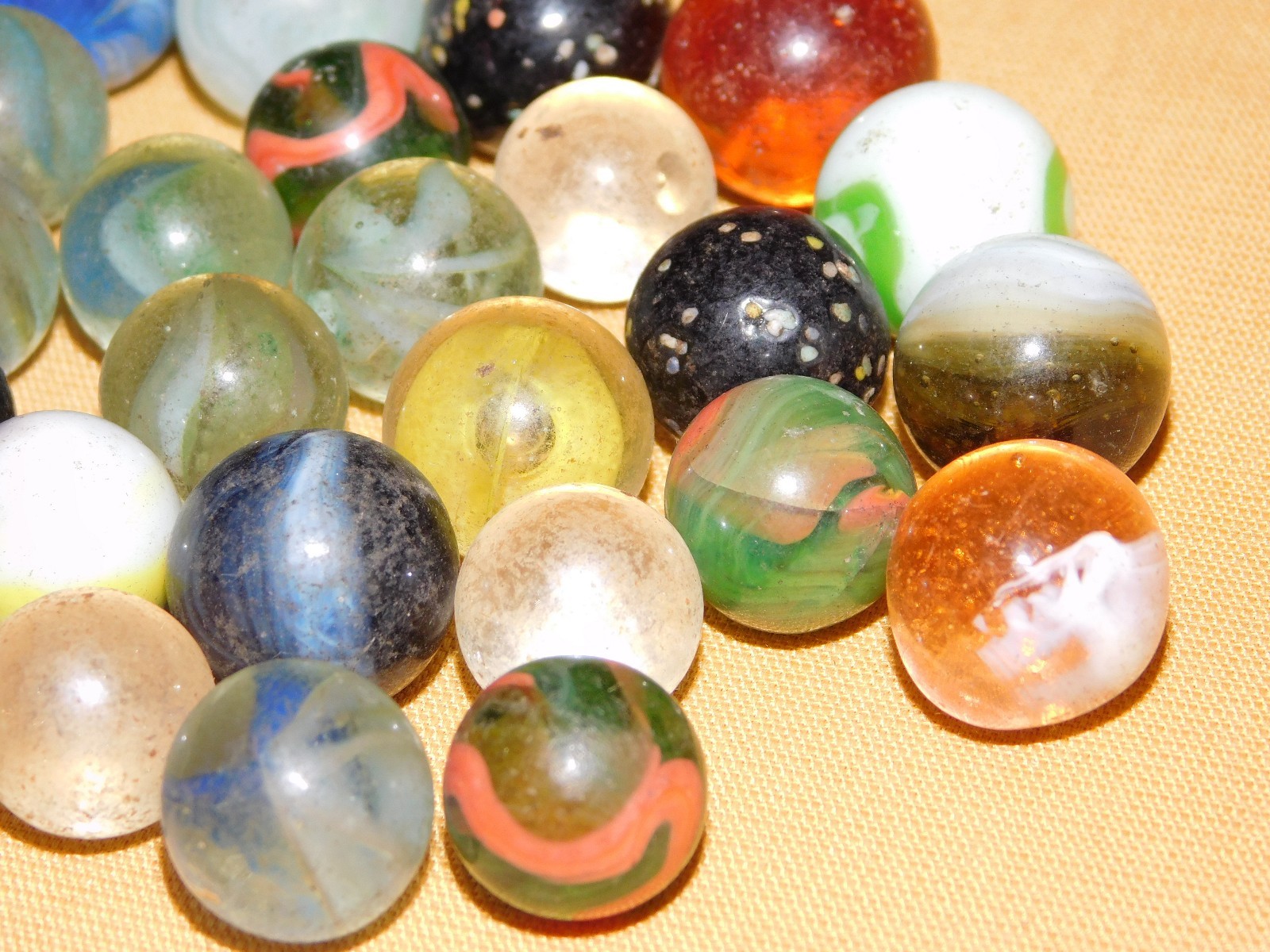 VINTAGE TOY GAME 65 MARBLES LOT