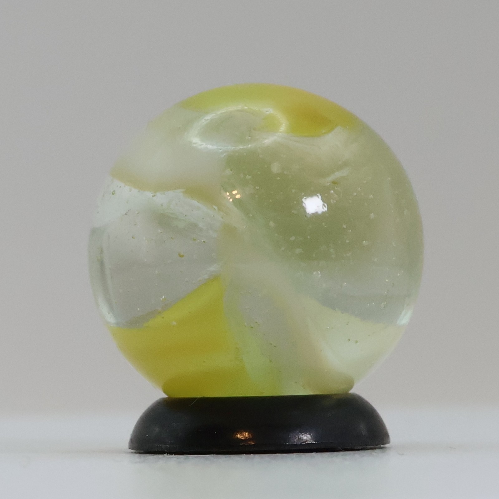 11/16″ Peliter Rainbo Clear Based Marble Yellow & White M-