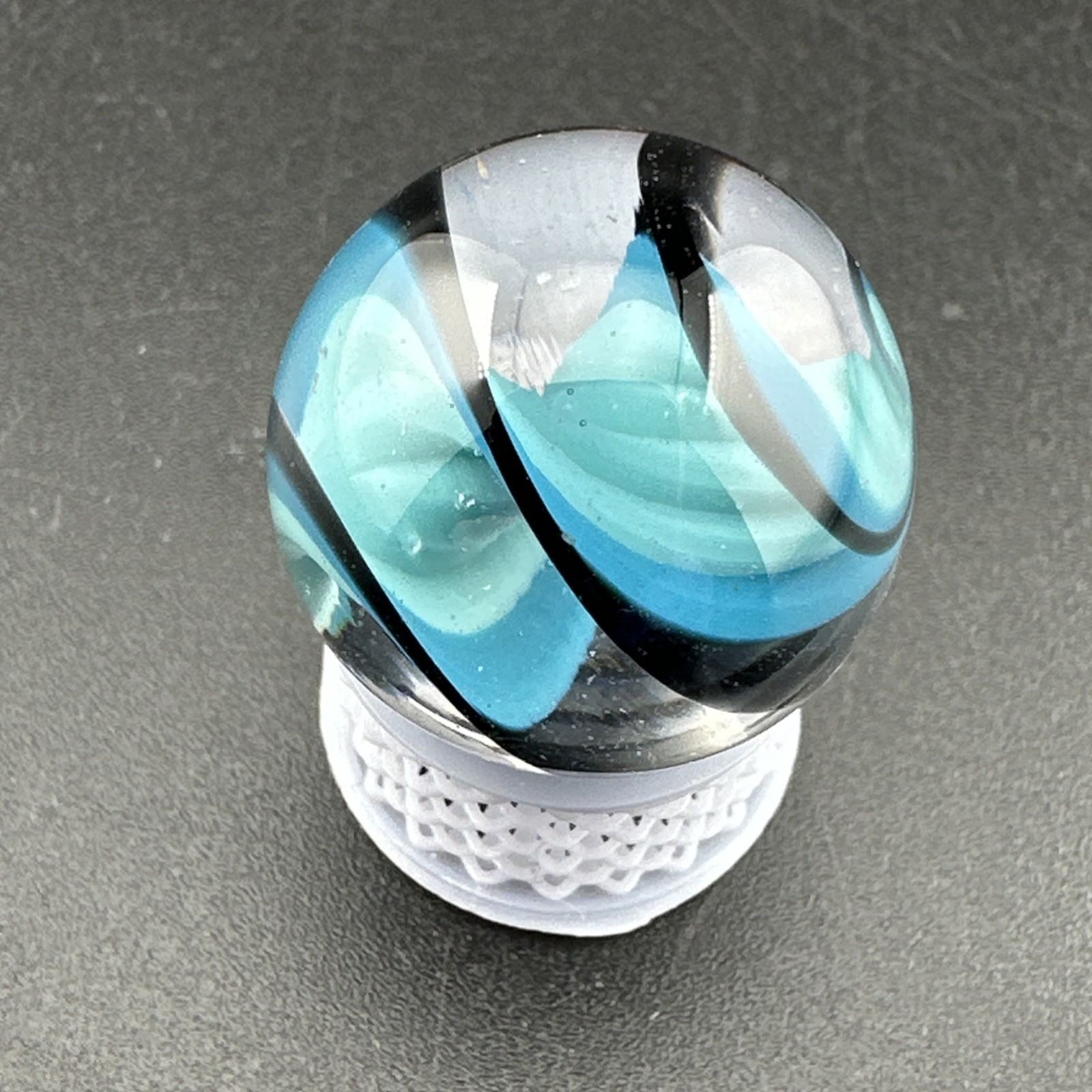 Contemporary Handmade Art Glass Marble .76″ Twisty Core Swirl Shades of Blue MIB