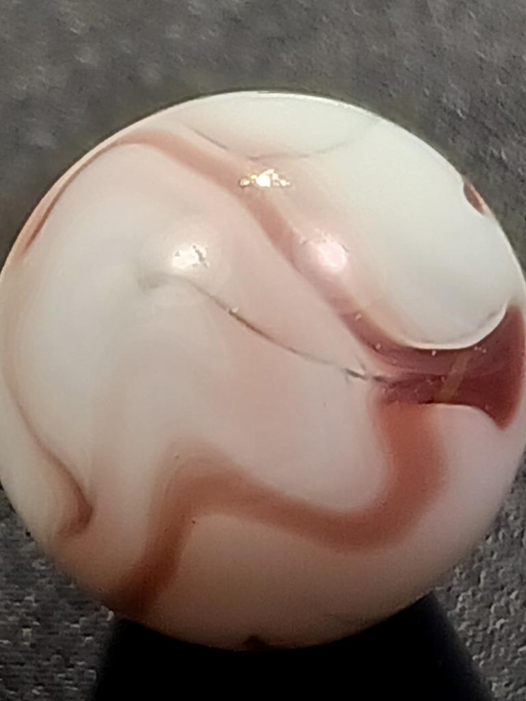 Alley Agate .56″ Light Brown to Lilac on Snow White Near Mnt Serious Marble A335