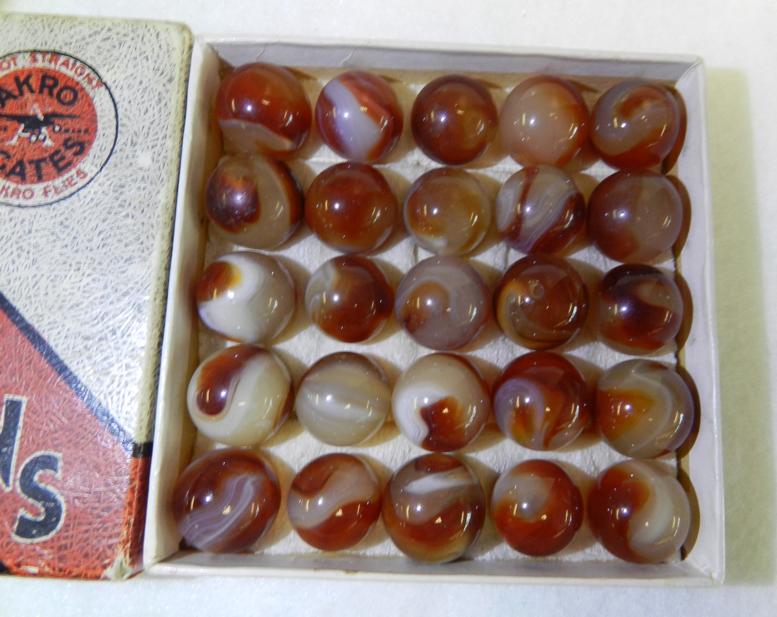 #20460m Very Nice Akro Agate Carnelian Box No 1 With Marbles