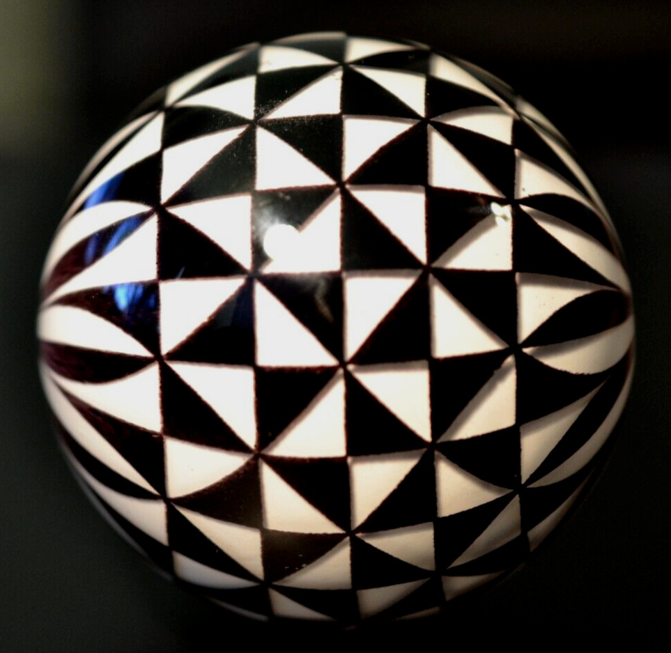 MARK MATTHEWS GLASS MARBLE/2.823″-TRIANGLE WINDMILL-BLK/WHT GEOMETRIC PRECISION