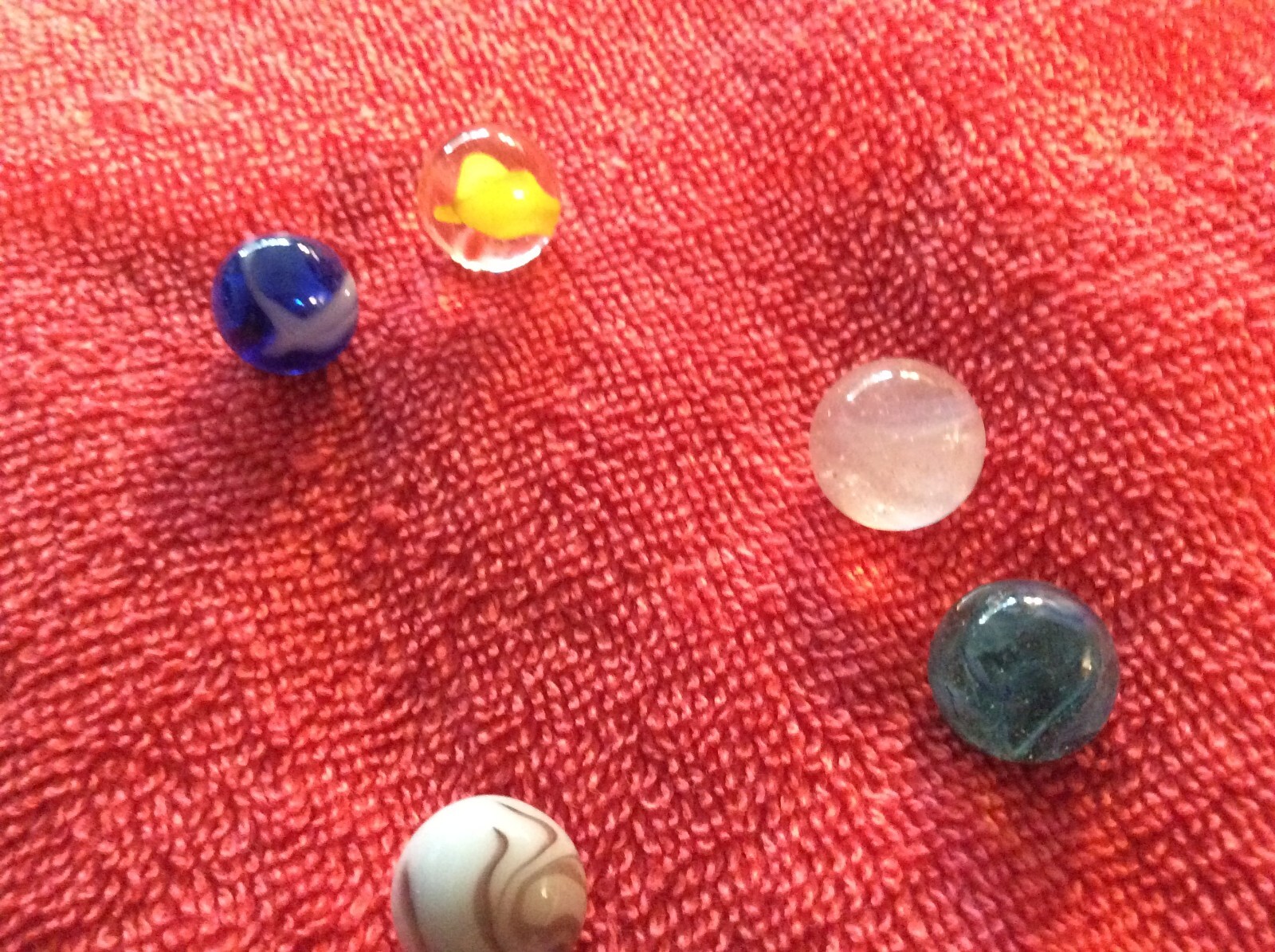 LOT OF 16 VINTAGE MARBLES RED POUCH
