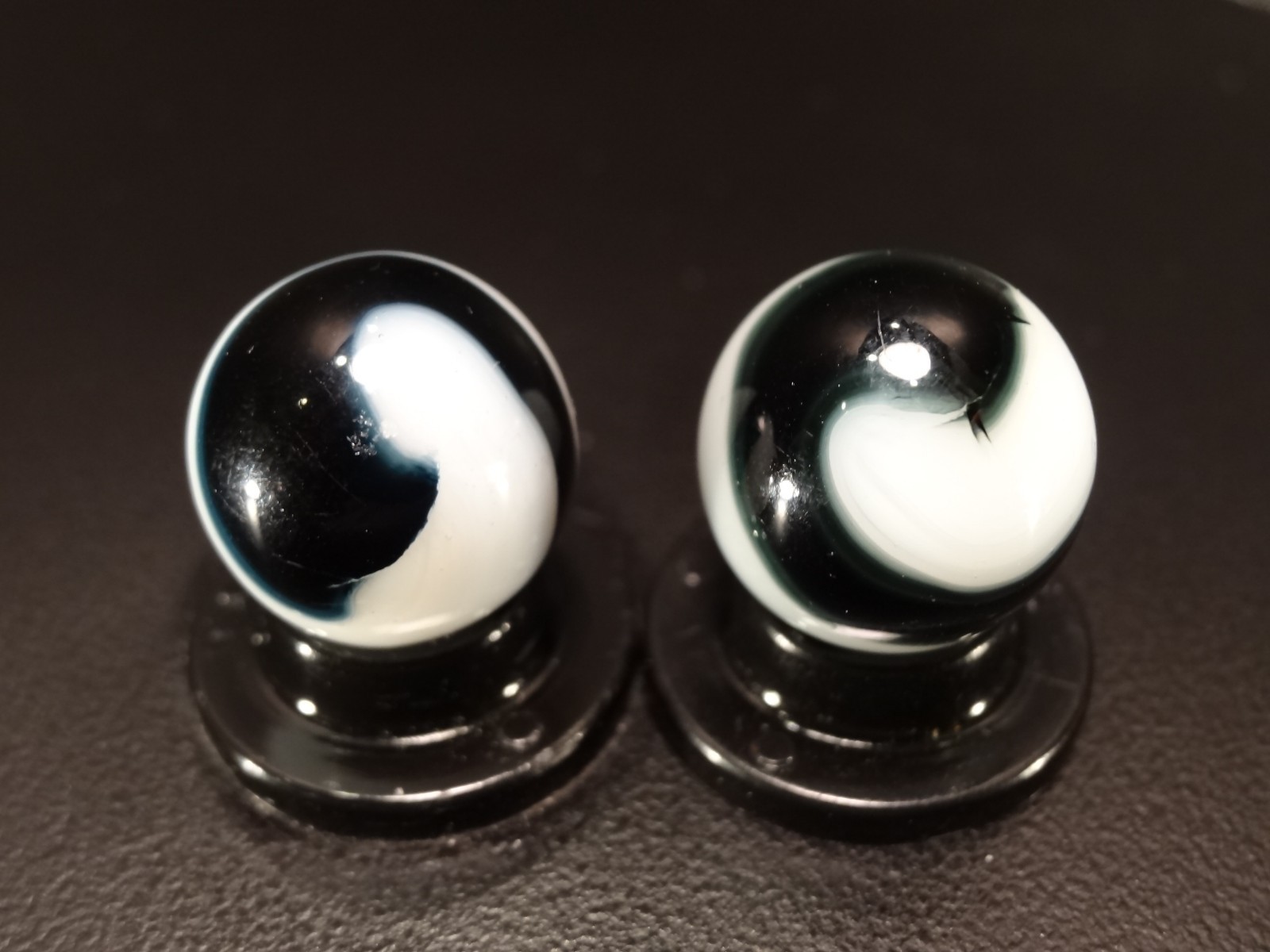 AKRO AGATE 2 Same Run BLACK TIE w/EYELASHES Rare LH and RH Corks