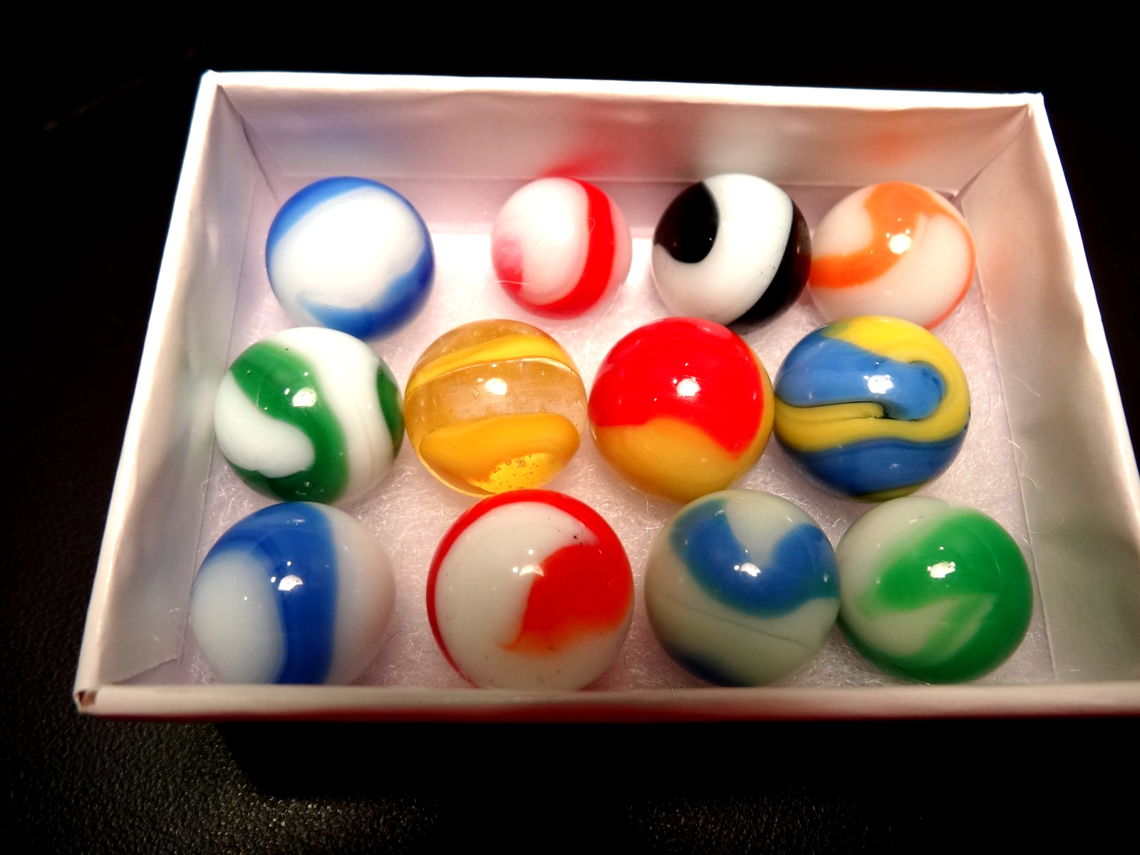 AKRO AGATE COLLECTION * 12 * Marbles Beautiful set GREAT COLORS Wet Mint