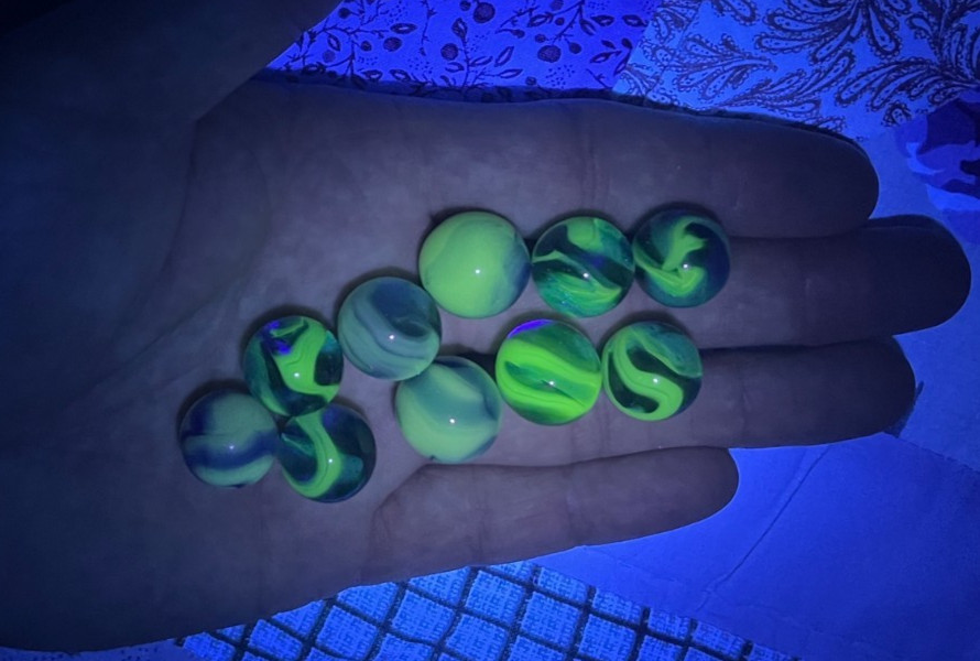 10 UV Reactive Blue & White Marbles Akro? Peltier? Vacor Neptune From Old Estate