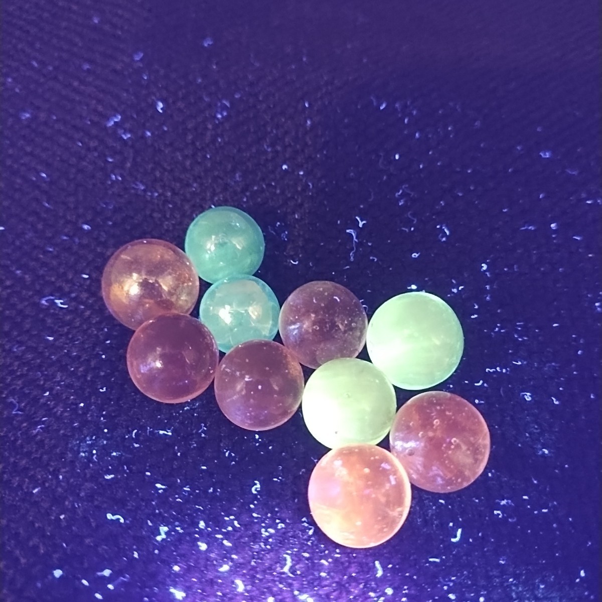Lot of 10 UV Glow glass marbles Clear Light Blue Pink Peewees Uranium Cadmium