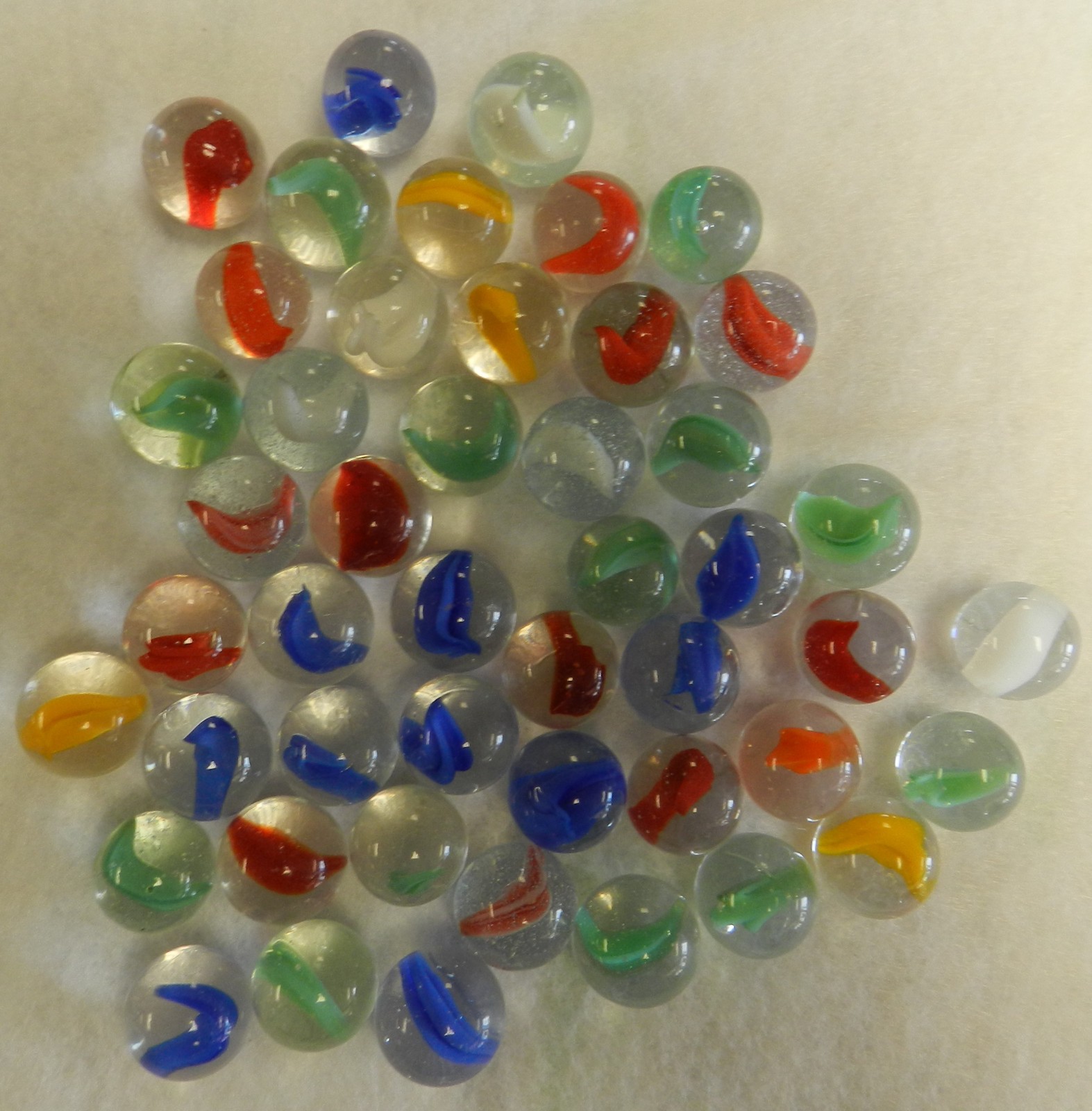 #20100m Vintage Group or Lot of 45 Peltier Glass Banana Cat’s Eye Marbles