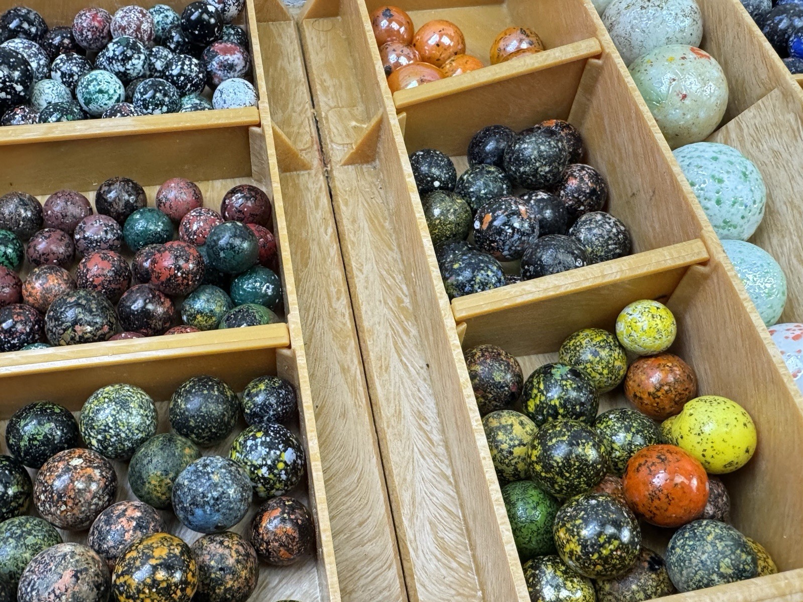 25 Handpicked Speckled Confetti Sparkles Blizzard type marbles – Vacor a.o.