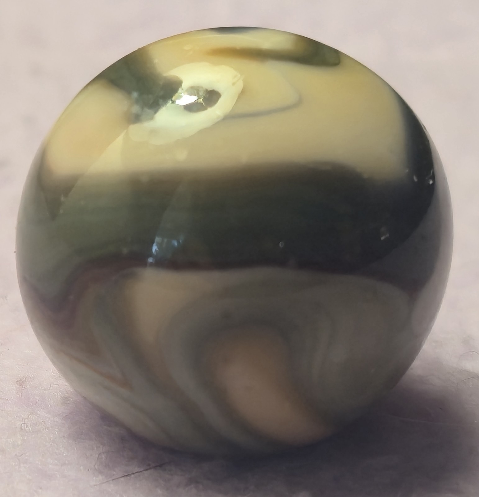 Vintage Ravenswood Novelty Works Shooter Marble .95″ Green Raven Mint Condition