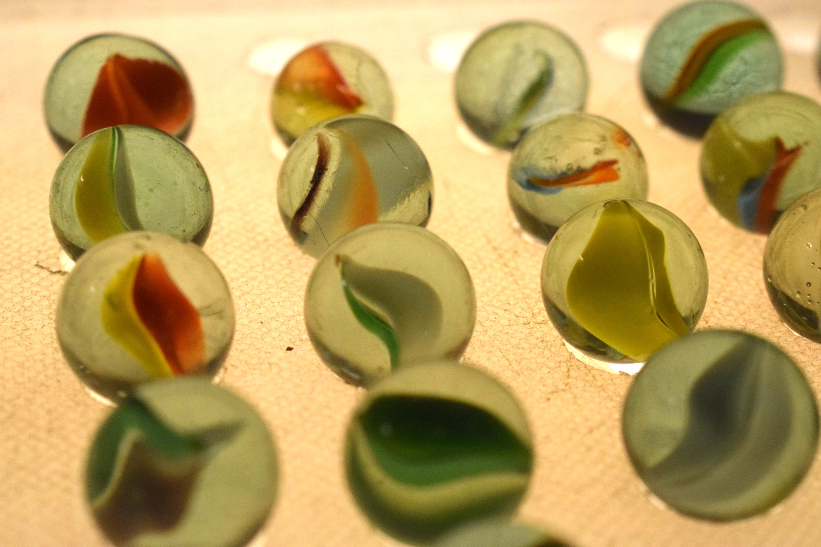 JAPAN CLEAR GREEN MARBLES CATS EYE BANANA 21PC LOT 1960s VINTAGE RED BLUE YELLOW