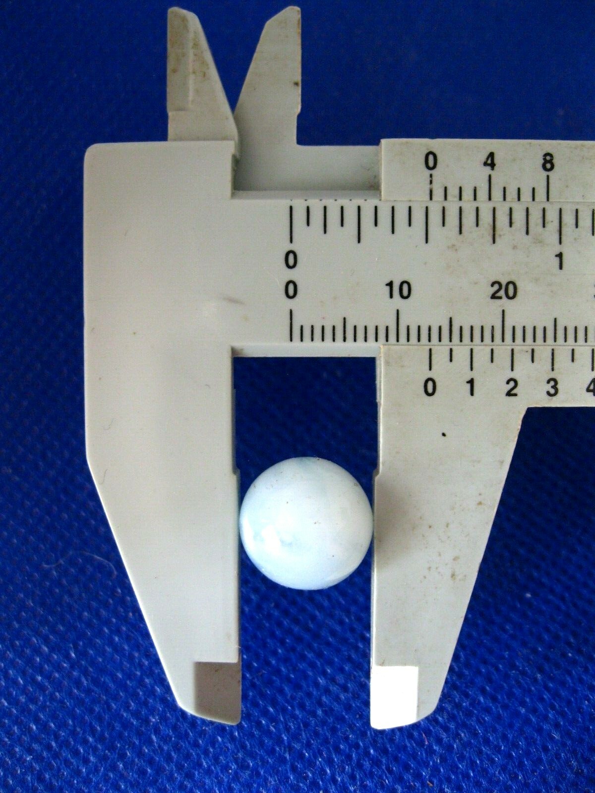 VTG WHITE GLASS PEEWEE MARBLE~SWIRL~SEMI TRANSLUCENT~1/2″/13 MM WIDE~USED