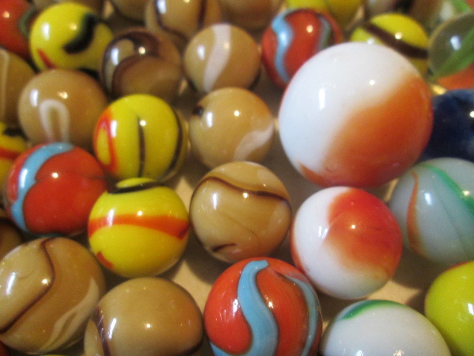 LOT OF 75 VINTAGE Swirl Marbles SOME CATSEYE SHOOTER SOME DIFFERENT COLORS