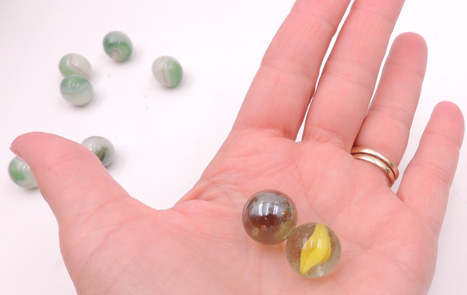 Lot: 10 Vintage Akro Agate Peltier Swirl Glass Marble Banana Cats Eye Conqueror