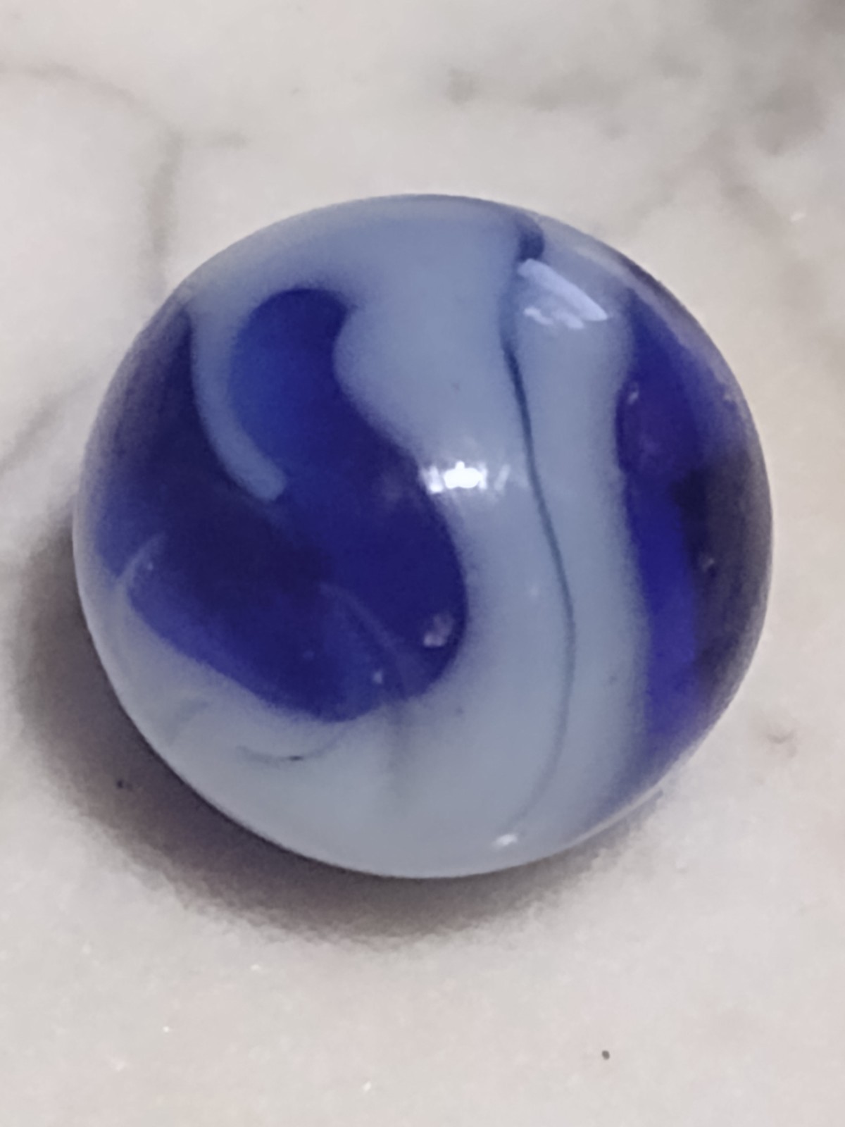 🎁Vintage Blue & White Swirl Marble .62 Very Good Condition