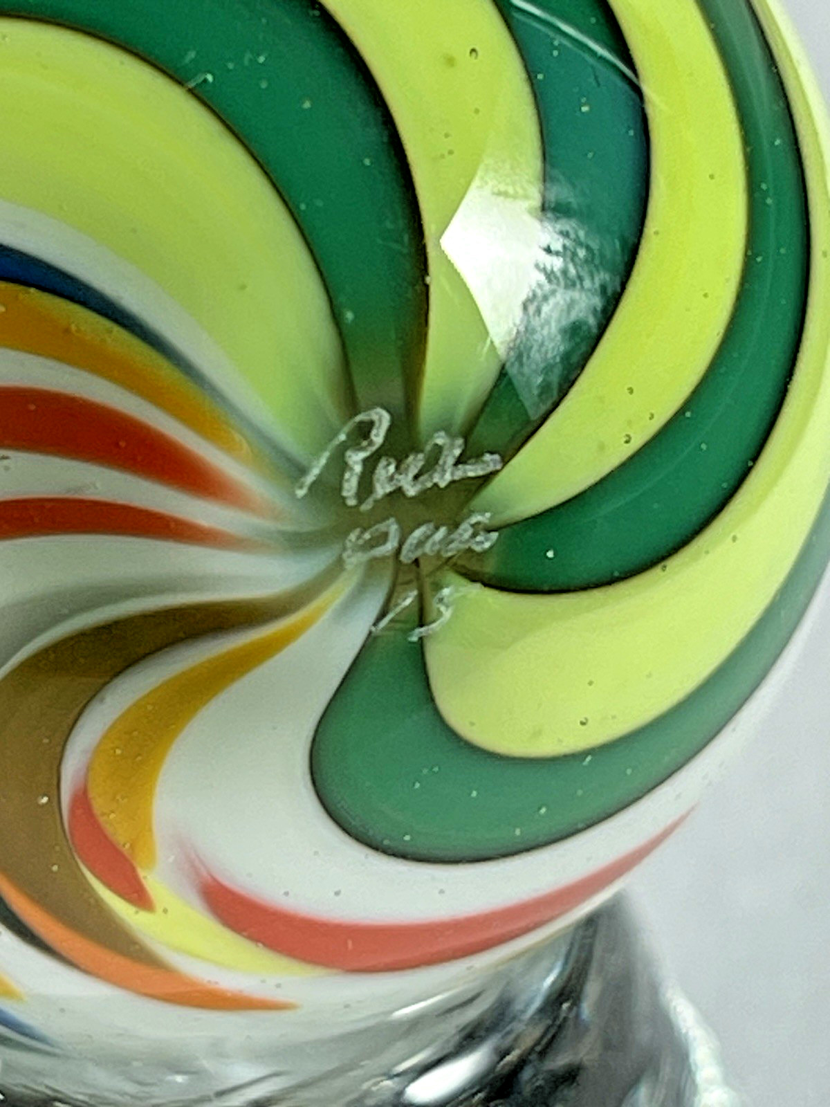 2015 RICK DAVIS MARBLE SIGNED HANDMADE GLASS 1.50″ GREEN APPLE SPRINKLE DELIGHT
