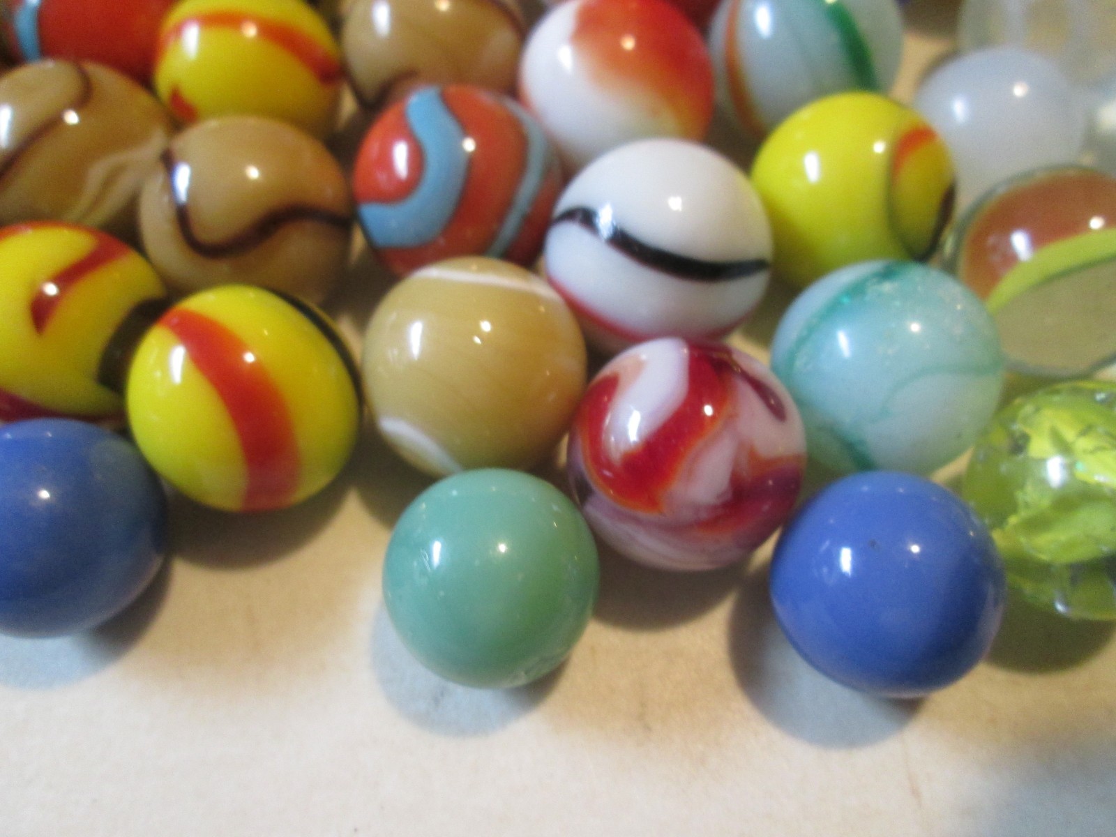 LOT OF 75 VINTAGE Swirl Marbles SOME CATSEYE SHOOTER SOME DIFFERENT COLORS
